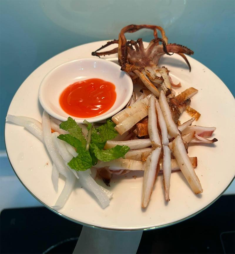 Hải sản tươi sống như tôm, mực, bạch tuộc được nướng trên bếp than hồng, hấp dẫn và thơm ngon